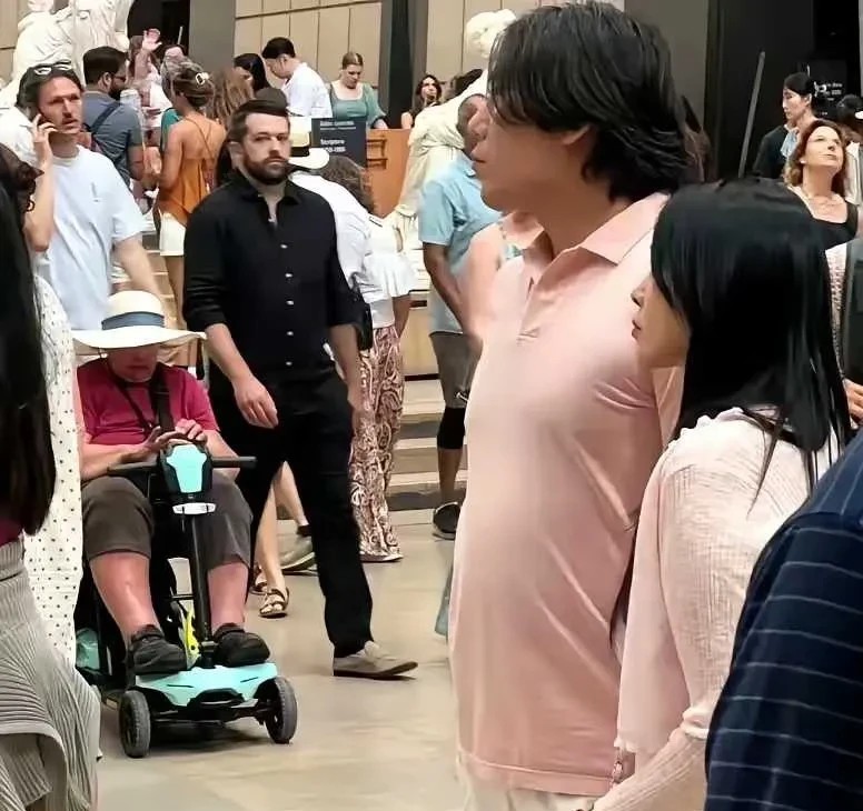 伊能静和秦昊怎么这么路人化啊！秦昊这身材，越来越油腻，伊能静虽然显得小巧，但是这