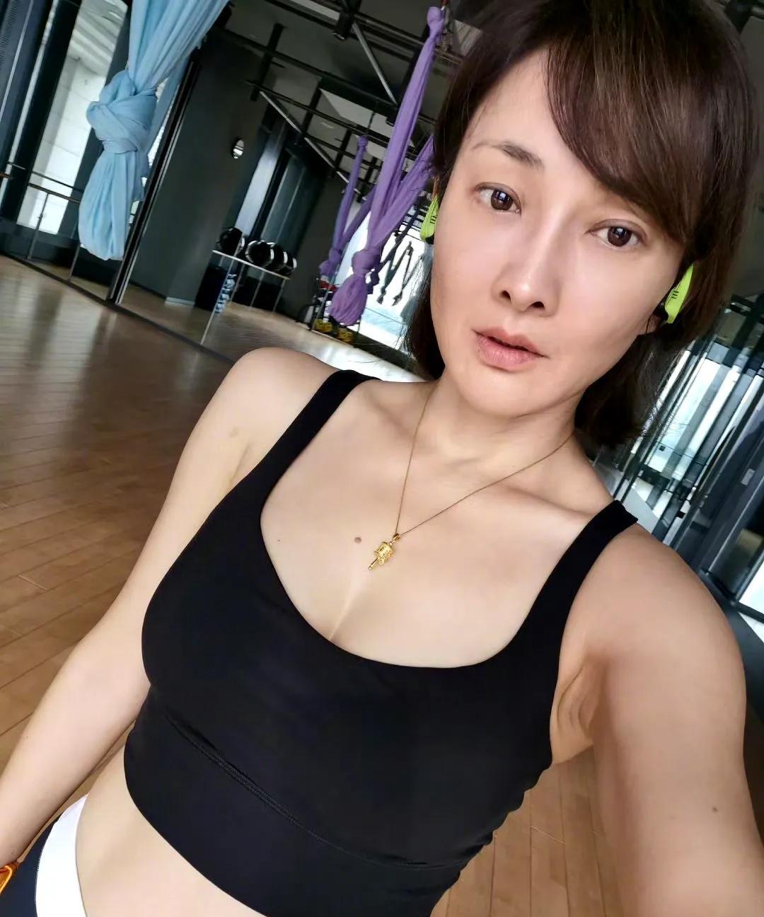 50多岁的牛莉也太拼了！这身材比18岁少女还紧致啊，完全是锻炼出来的结果。女人就