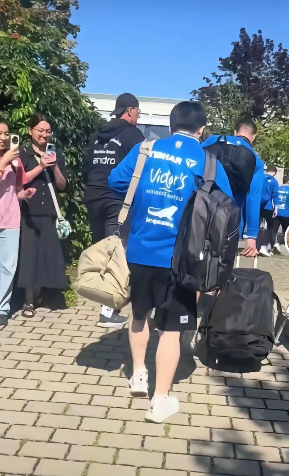 樊振东怎么不买个手提箱？
东哥作为世界唯一全满贯，
现在还背着两个大包，
在德国