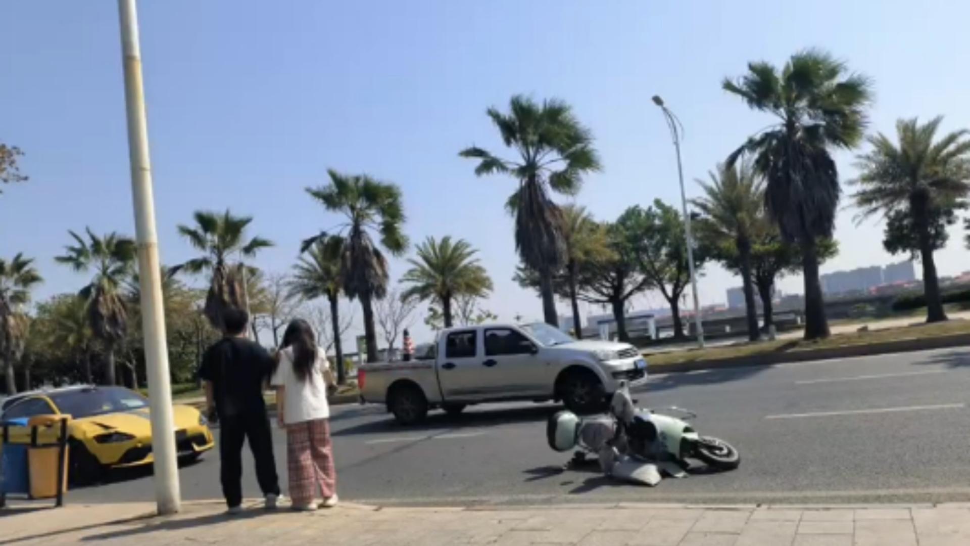 黄毛开小米SU7U飙车, 市区150公里撞电动车, 小姐姐被撞飞脑死亡!