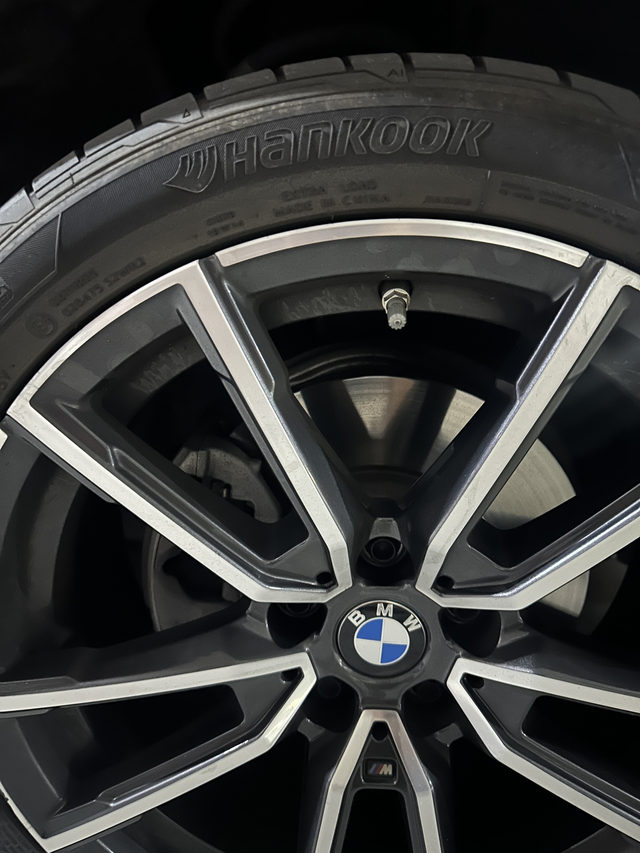 新3系的防爆胎真脆弱
我抽的是韩泰，昨晚我的车停在路边显示胎压不正常，我下车看没