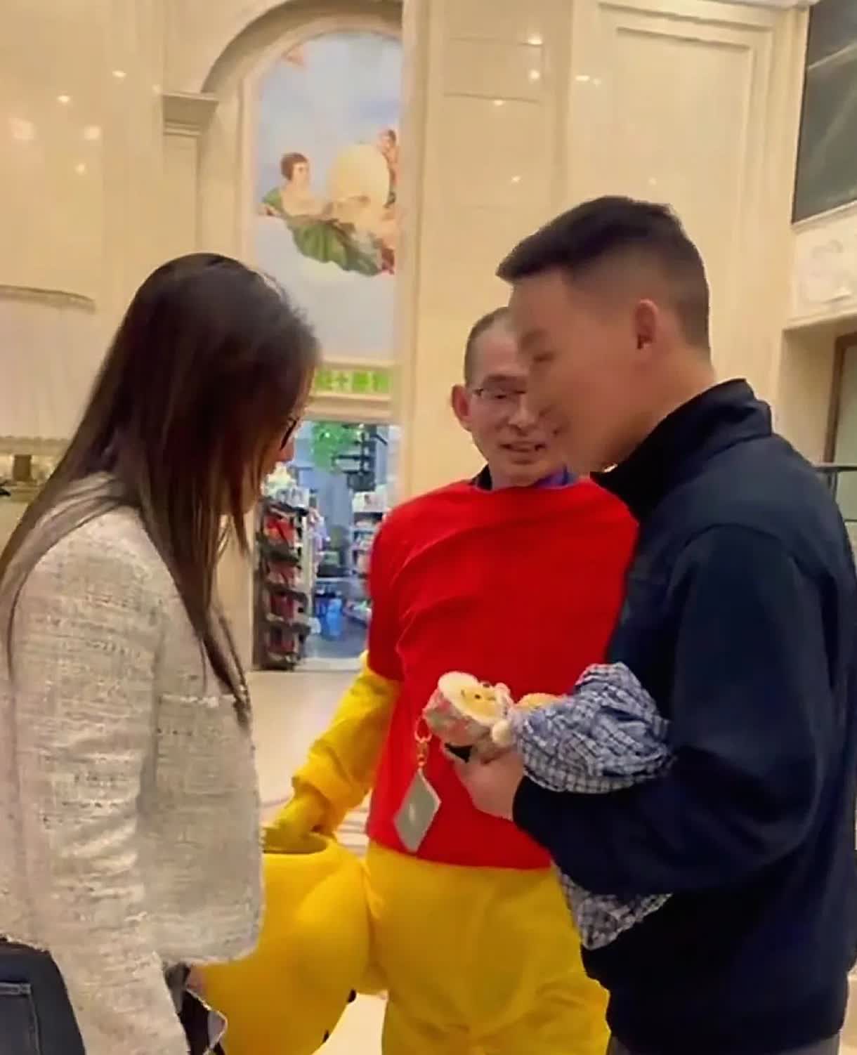 谢浩南现在想要低调都不可能了，以后出门可能要带安保了。

谢岳这次去南京看望