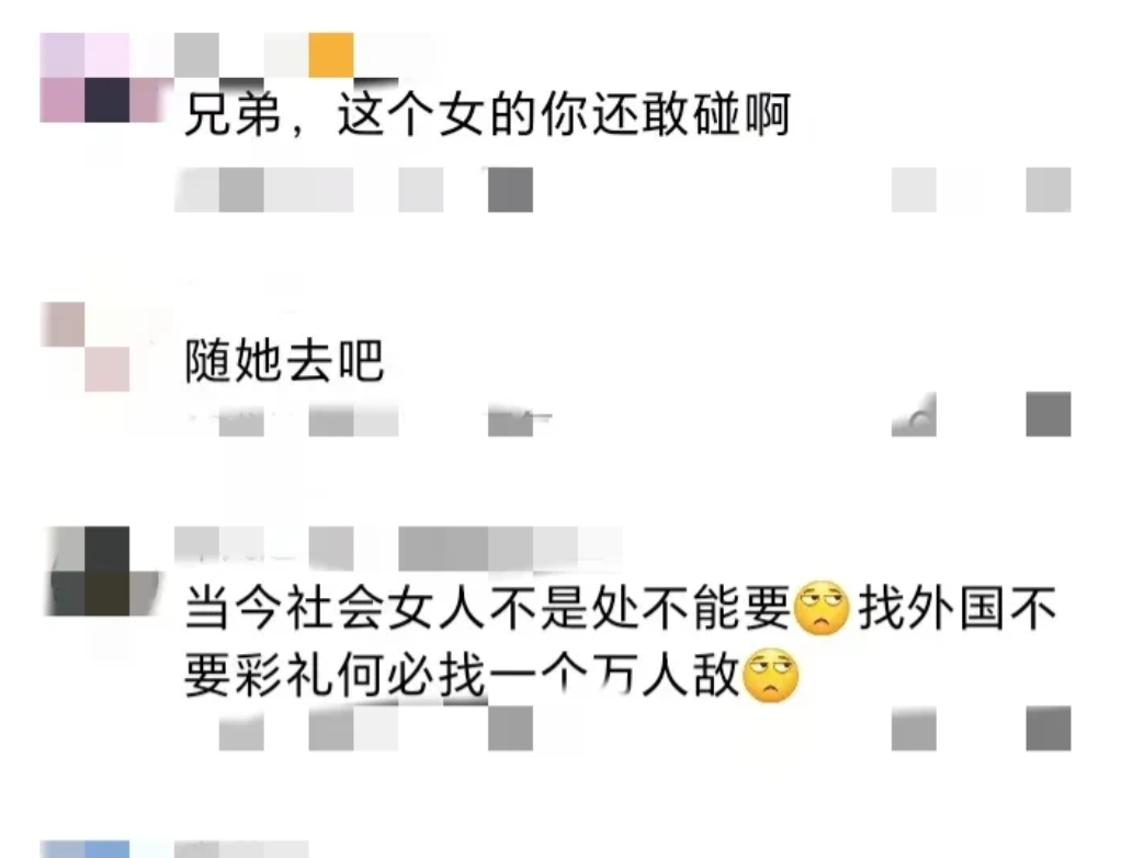 伙子找到女友时，她在紧紧的抱着外籍男子，上手想将两人分开，却被外籍男子推开。“女