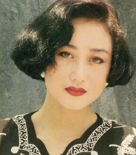 1987年，利智在拍戏时被周润发一脚踢进玻璃碎片里，杀青宴上，周润发又趁机用吃剩