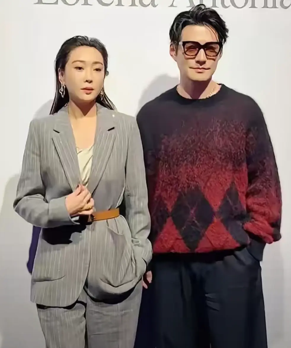 严屹宽演秦琼时旁边美女是谁？