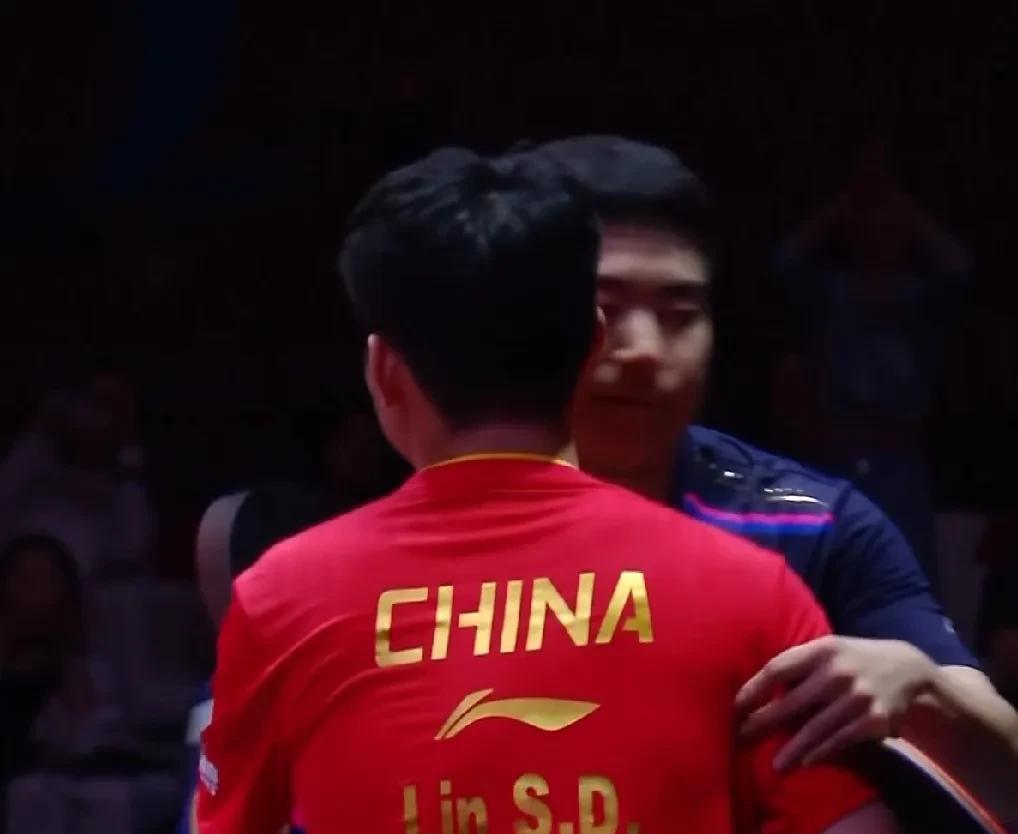 激烈的比赛！梁靖崑4-3战胜林诗栋，晋级到世乒赛男单四强！
大胖梁靖崑上来先赢两