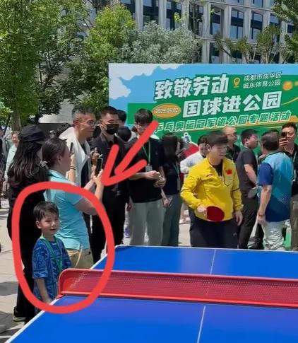 不查不知道，
查完之后我都要感动哭了
今天活动站在孙颖莎旁边的小男孩，没想到来头