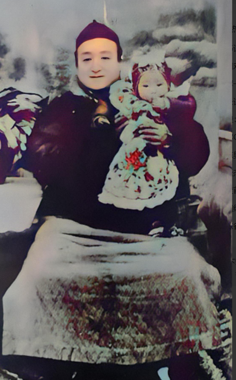 1919年，47岁的＂衍圣公＂孔令贻抱着女儿的合影，然而谁也没想到，不久后岳父病