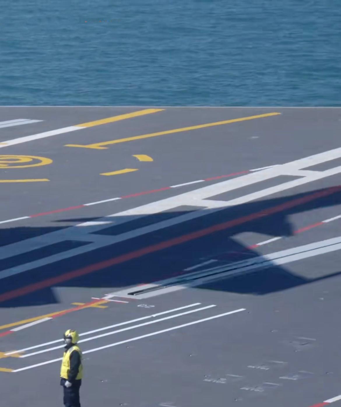 美国海军看到这条消息后，现在估计心里拔凉拔凉的。
他们做梦也想不到，
福建舰舰载