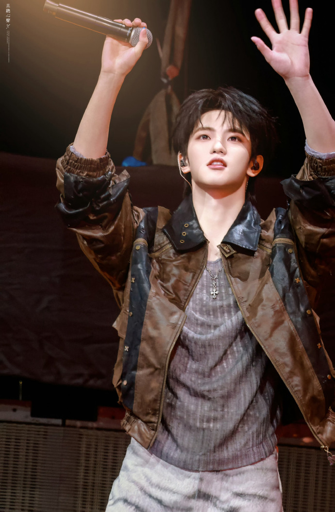 谁能懂穆祉丞长得帅实力强而且还宠粉
做穆祉丞粉丝不要太幸福
期待更多舞台