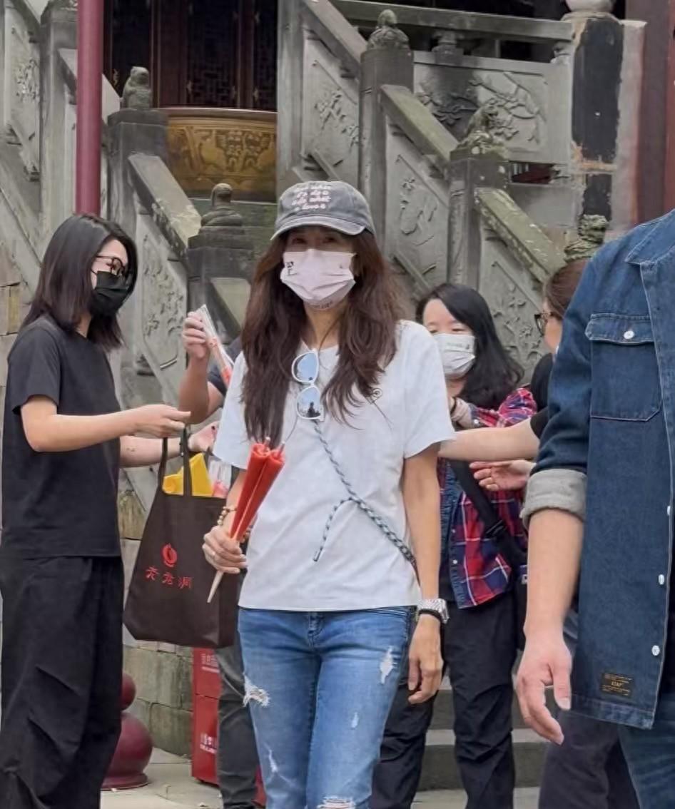 54岁莫文蔚重庆老君洞烧香祈福，低调现身难掩魅力
近日，有幸运网友在重庆老君洞偶