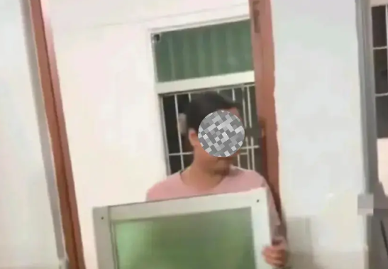 “提灯定损”弱爆了，“拆窗验灰”上线了！
去年江西房东的“提灯定损”闹得沸沸扬扬