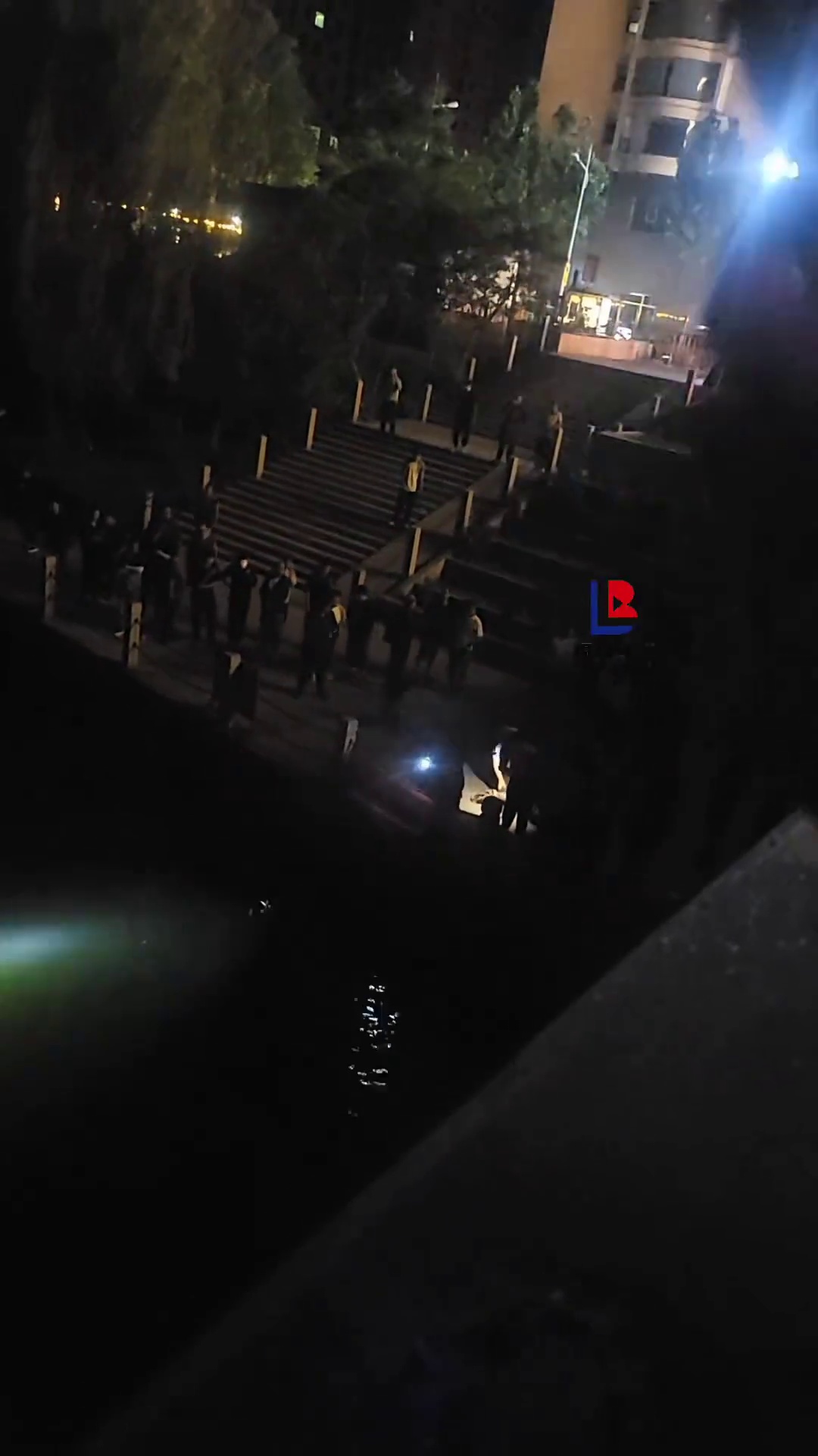 一男子因失恋跳河遗体被打捞上岸没反应，父母现场跪地失声痛哭！