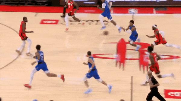 华盛顿反击接球，迎着杜兰特滑翔劈扣独行侠反超火箭