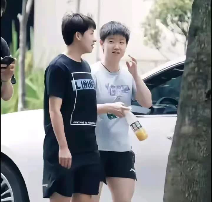 刷到莎莎这张照片又白又美，莎莎旁边是男陪练吧

挺帅的和莎莎一样高，但也有人