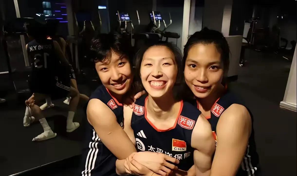 庄宇珊、吴梦洁、董禹含几个女孩子相遇了，
彼此不设防，
在队里打球互相配合帮忙，