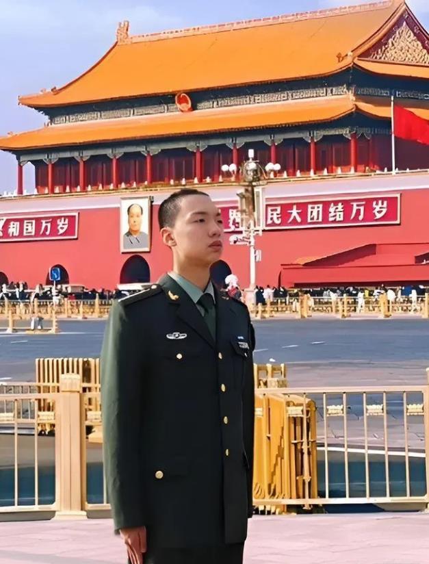 毛东东第一次穿上军装，便和太爷爷毛主席的画像合影。
1976年9月9日，伟大的毛