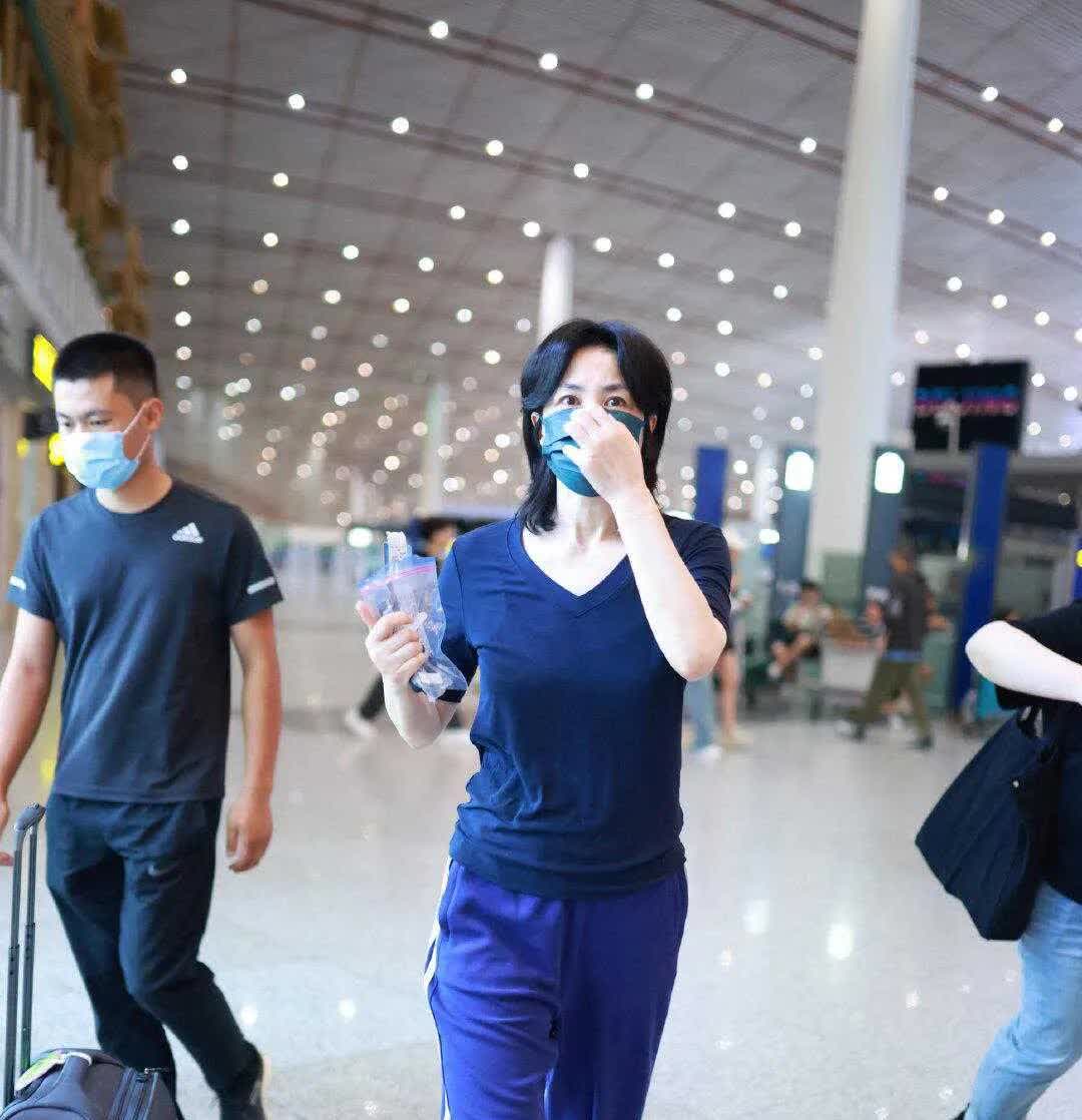 王菲现身机场，被粉丝包围，直言最近在忙新计划