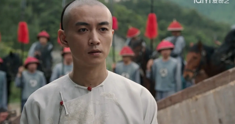 《大生意人》李成换上清朝官服拔剑自刎为的是一千多名兄弟的生路。

《大生意人》中