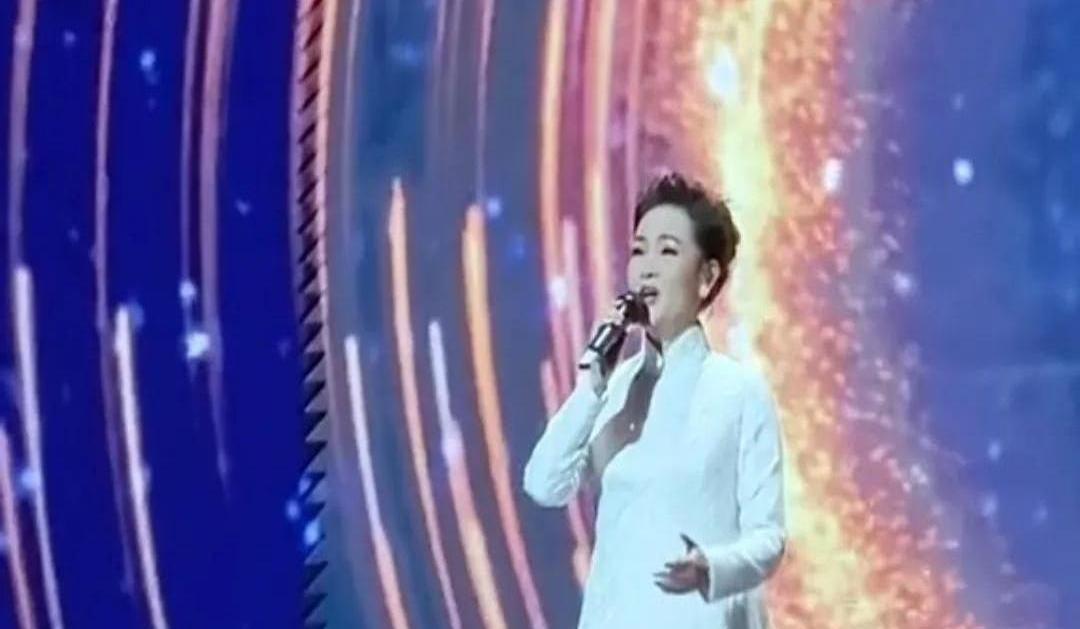 昨晚谢霆锋红馆演唱会现场名场面诞生！
72岁母亲狄波拉在《玉蝴蝶》高音部突然冲上