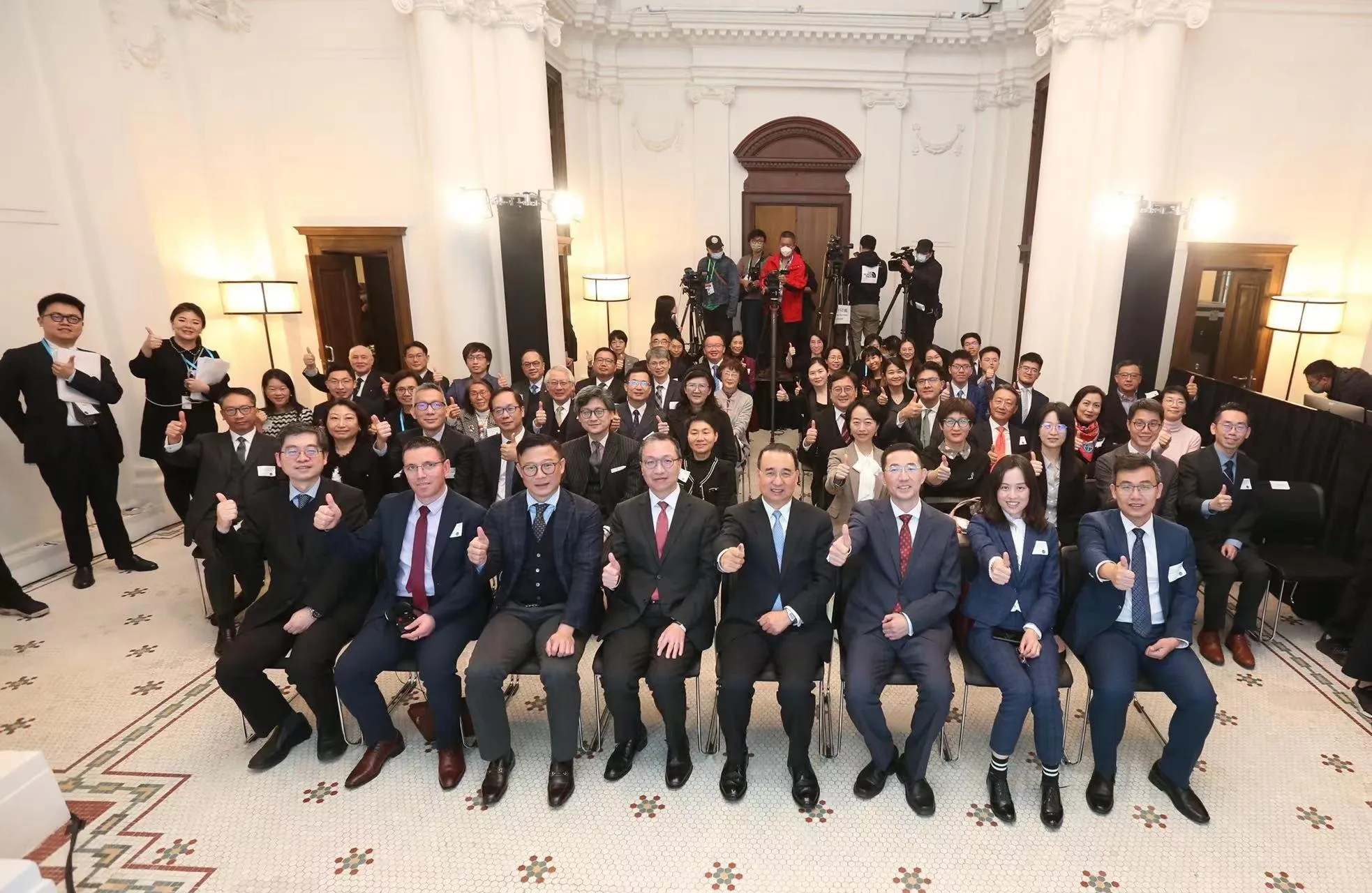 杜特尔特笑了，国际调解院是一步妙棋，也是改变国际秩序的千钧一击。
现在世界处于混