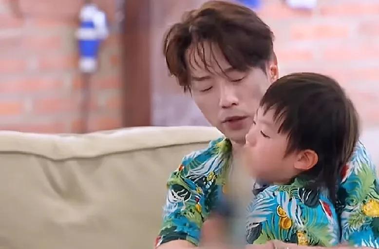 节目里，张栋梁抱着小男孩滚滚，但滚滚却突然吐了，呕吐物全吐在了张栋梁身上，然而张