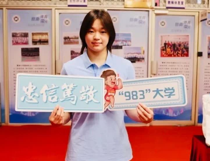 你们发现没？离开跳水的全红婵，
有一个特别大的问题，
不是胖了，也不是不受欢