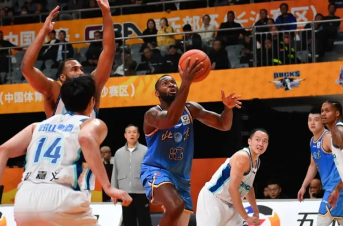 北京男篮被淘汰后，网友热议一针见血地指出：伤病可能导致阵容不完整，影响球队战术执