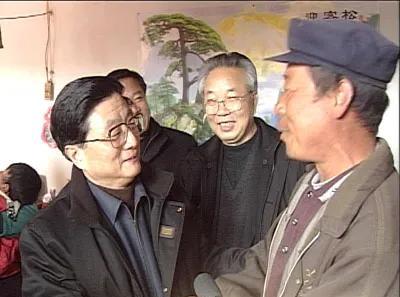 2003年1月19号，黄菊同志深入甘肃省的贫困乡村，看望基层干部群众，走访慰问城