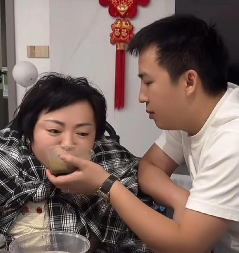 终于知道喜梅宁愿跟娘家断绝关系，也不跟大双分开的原因了。
喜梅吃东西，都是大双亲