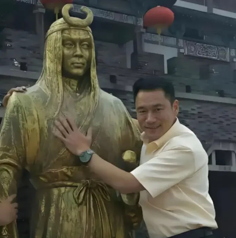 2015年，演员丁海峰在