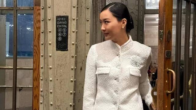 陈法拉现身纽约时装秀，自导自演短片获期待，状态依然冻龄