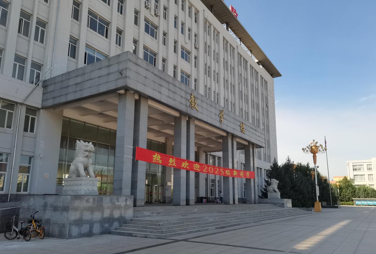 英雄不是从天而降，而是从人群中挺身而出。他们并非生来非凡，只是在关键时刻选择了担