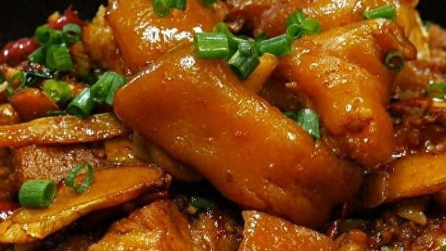 秘制黄焖猪蹄：家常美味，软糯鲜香