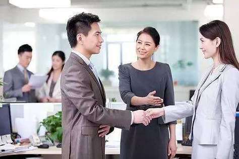 河北的李某，在石家庄某机械设备公司工作，他是办公室文员。办公室里有个女同事任某，