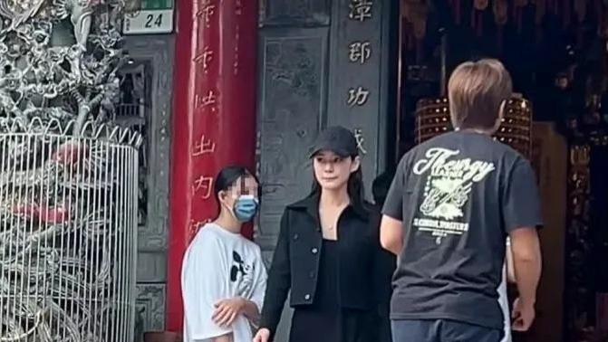 11岁玥儿与继母马筱梅台北碧山岩祈福，甜品店开心大笑，重组家庭日常温馨