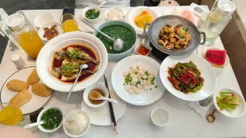 一桌佳肴，满目烟火气，舌尖上的幸福时光。