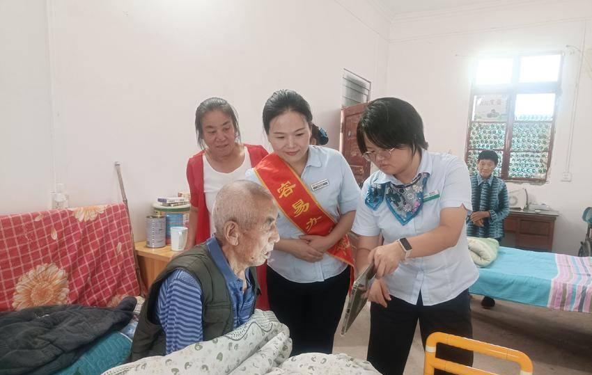 87岁老人丢卡，48小时上门换新
女儿一个电话，养老金保住了
8月4日，鄂州华容