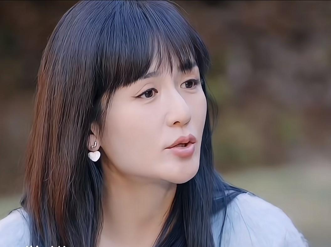 谢娜说，
九几年我刚到北京的时候，客串了一部戏，叫《危情24小时》，当时的主演是