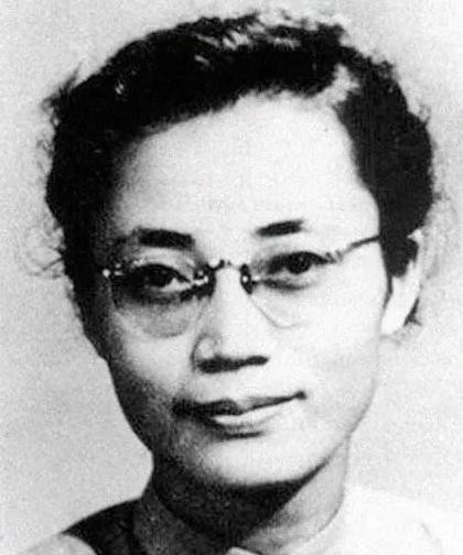 1950年，被折磨到体无完肤的萧明华，听闻敌人要枪毙自己。突然，抬头说：“我可以