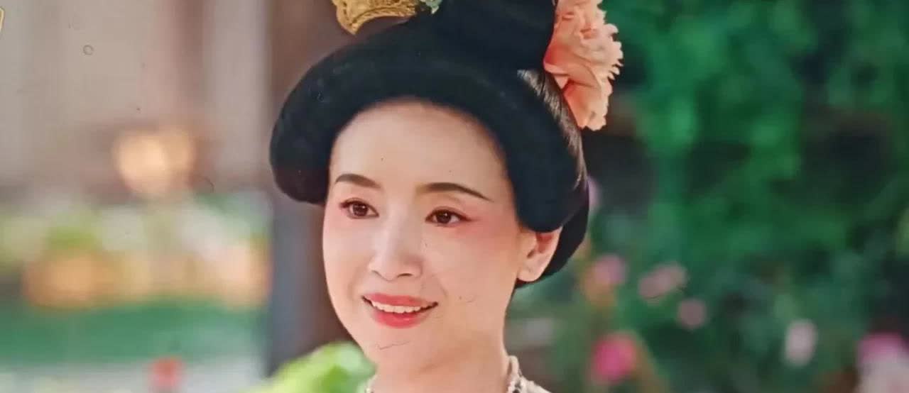 昨天看张碧晨孩子4岁
今天看杨紫问董洁
你为什么没有再嫁人？因为

董洁