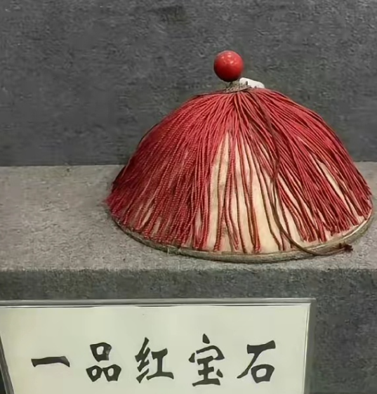历朝历代官服最丑莫过于清朝，并透着一股腐朽的味，没有之一