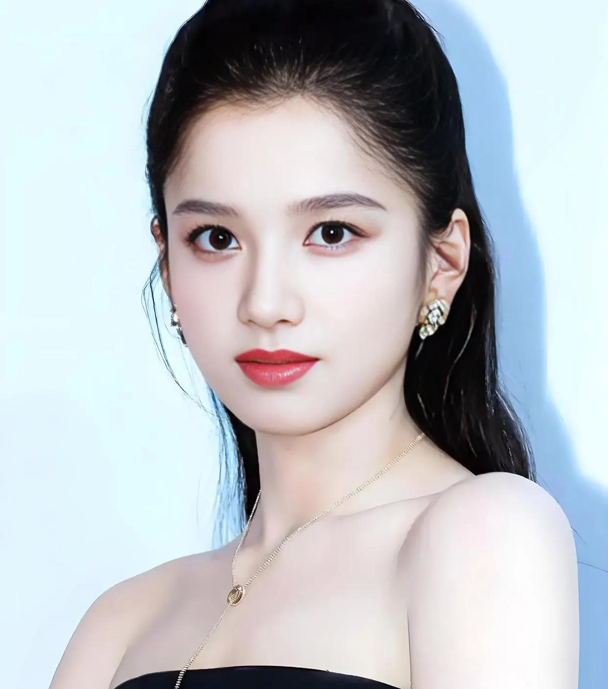 据说男人都喜欢张婧仪，而女人大多都喜欢宋祖儿，同为95花，你更喜欢谁？
个人观点
