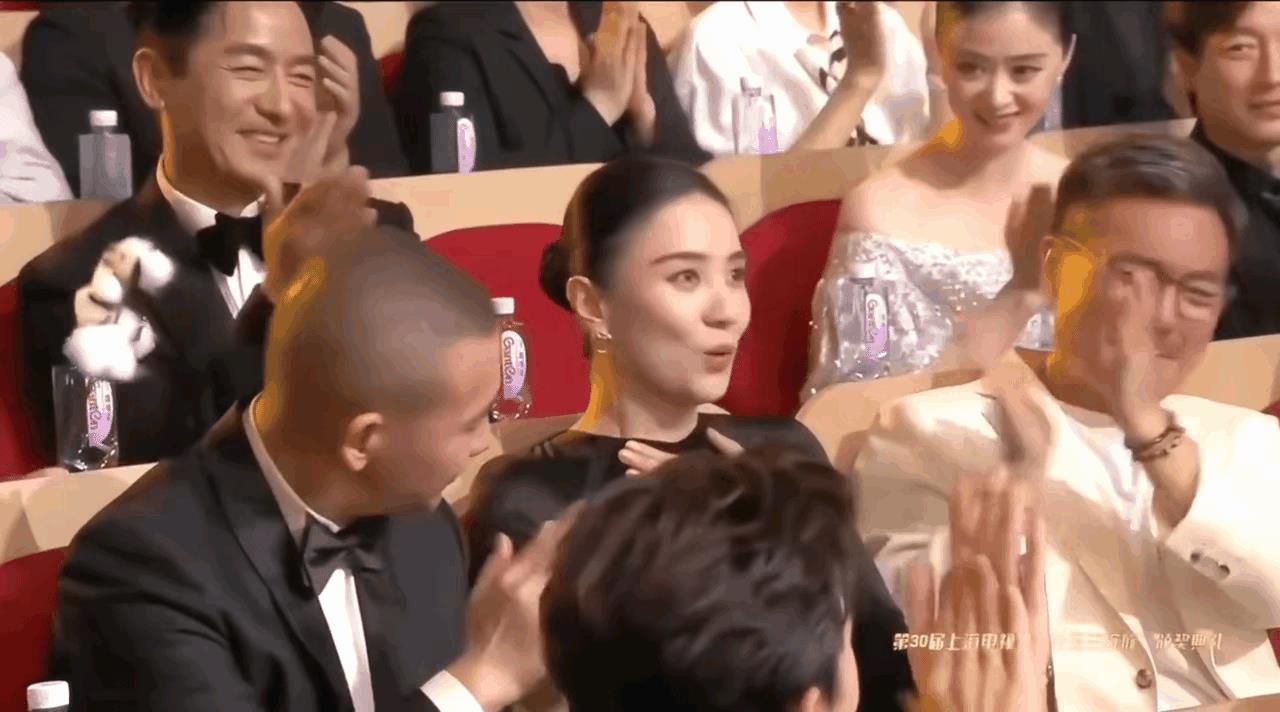 对比宋佳获奖和迪丽热巴获奖，闫妮的一举一动，我觉得大家不要过度解读为两位获奖者的