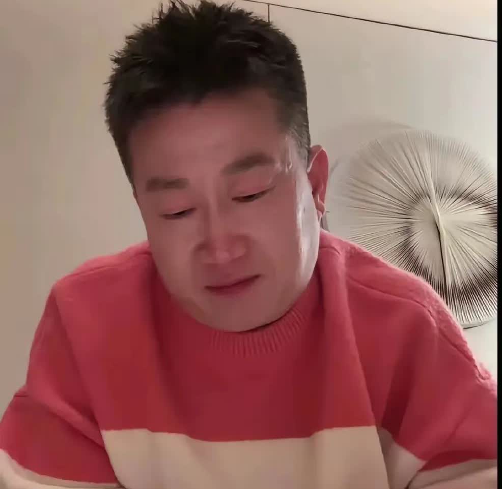相声演员张鹤伦40岁生日，吃着泡面哭了。
 虽然他一直重复说说，挺好，自己能吃