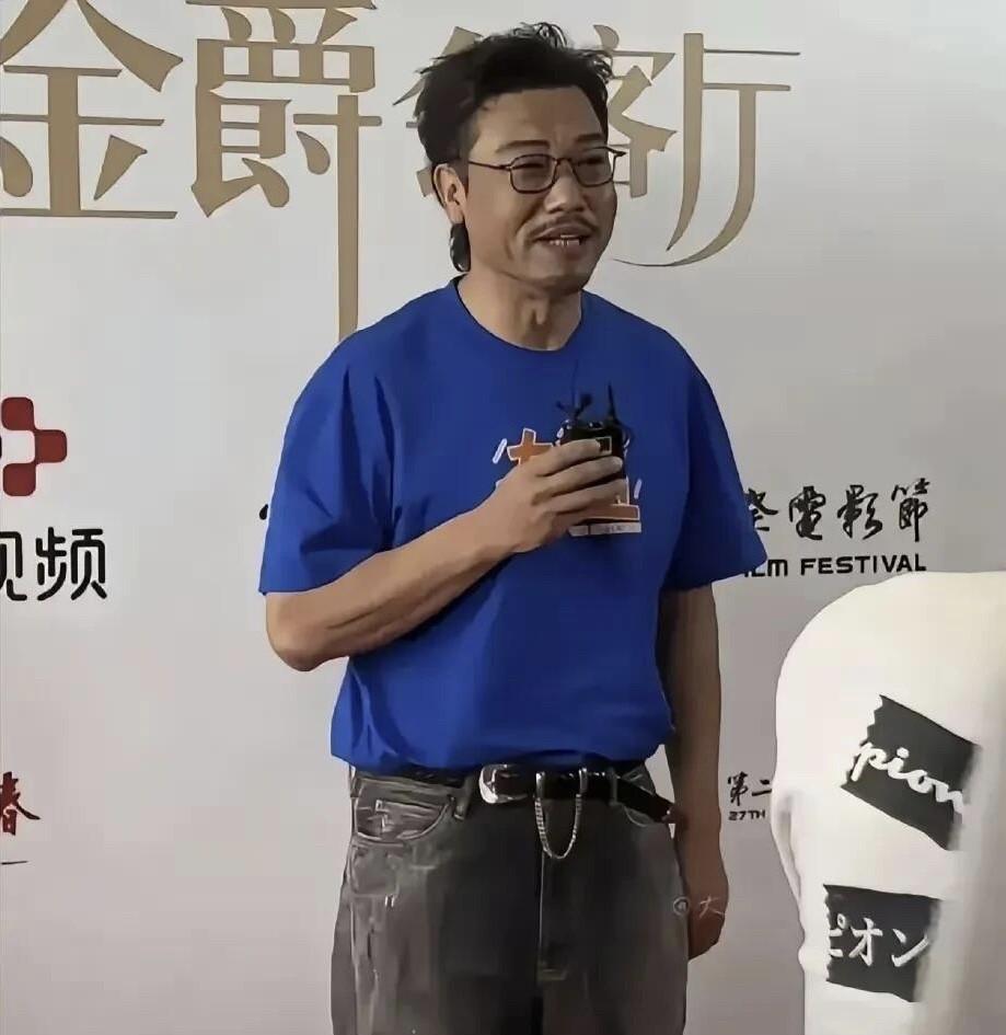 他怎么瘦这么多了，第一眼把他看成是吴孟达了。他是一级演员，演过小品，后来参演了一