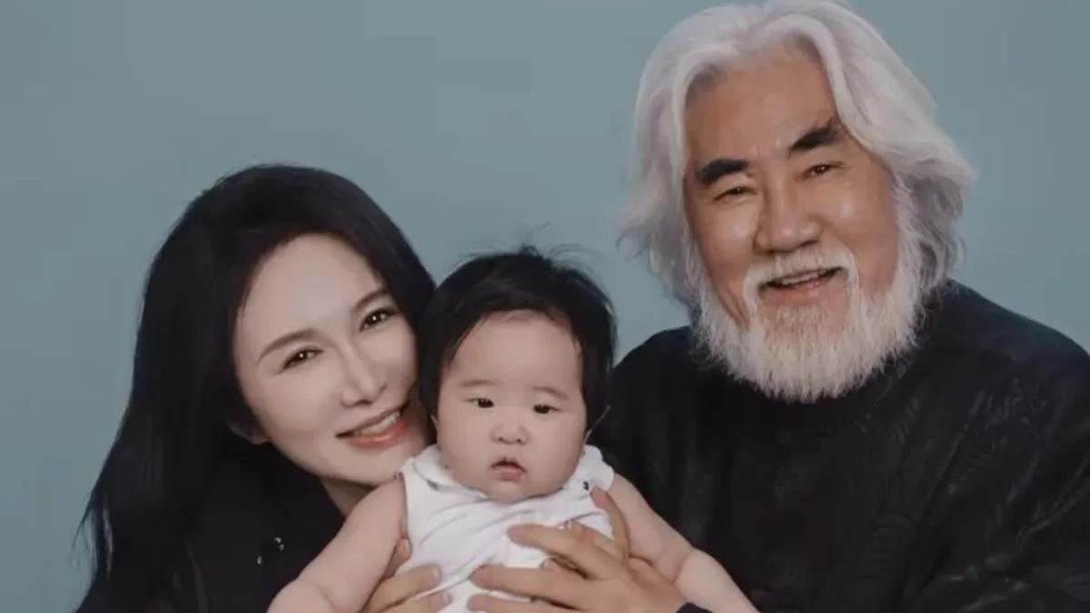 张纪中携妻子儿女一起拍摄全家福，43岁杜星霖四胎后身材恢复真好