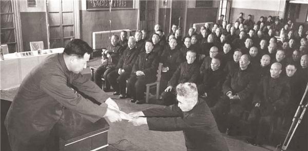 1975年，蒋介石得知国民党黄维特赦的消息时，立刻请他来到台湾，不仅补发他被俘2