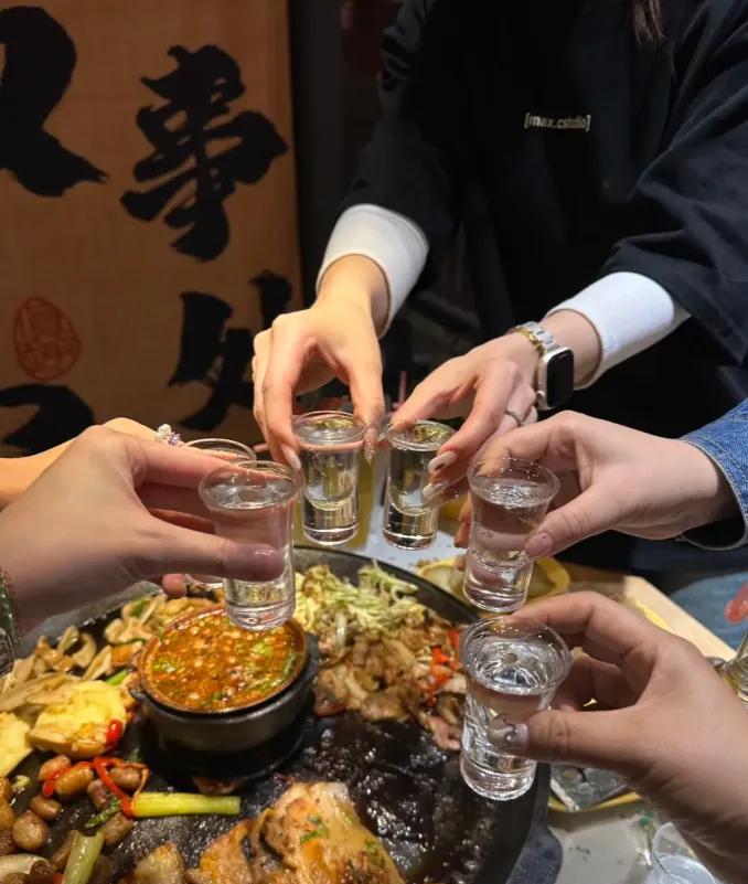 国人喝酒，喝的是人情世故，喝的是利益输送，不是纯粹为了喝酒，禁酒令的执行，动了这