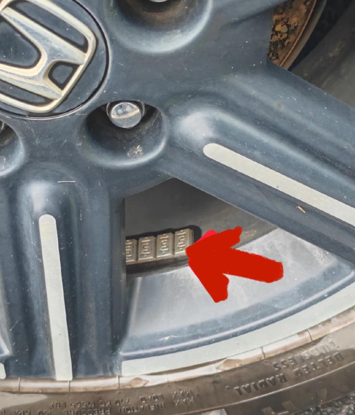 开了这么久车，今天才看到轮毂里面有一排这东西，这是啥？哪位朋友告知一下？